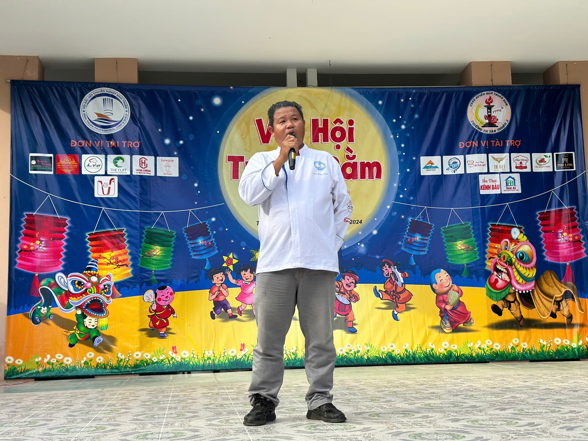 Chi hội Đầu bếp Bình Thuận tổ chức cho học sinh vui Tết Trung thu