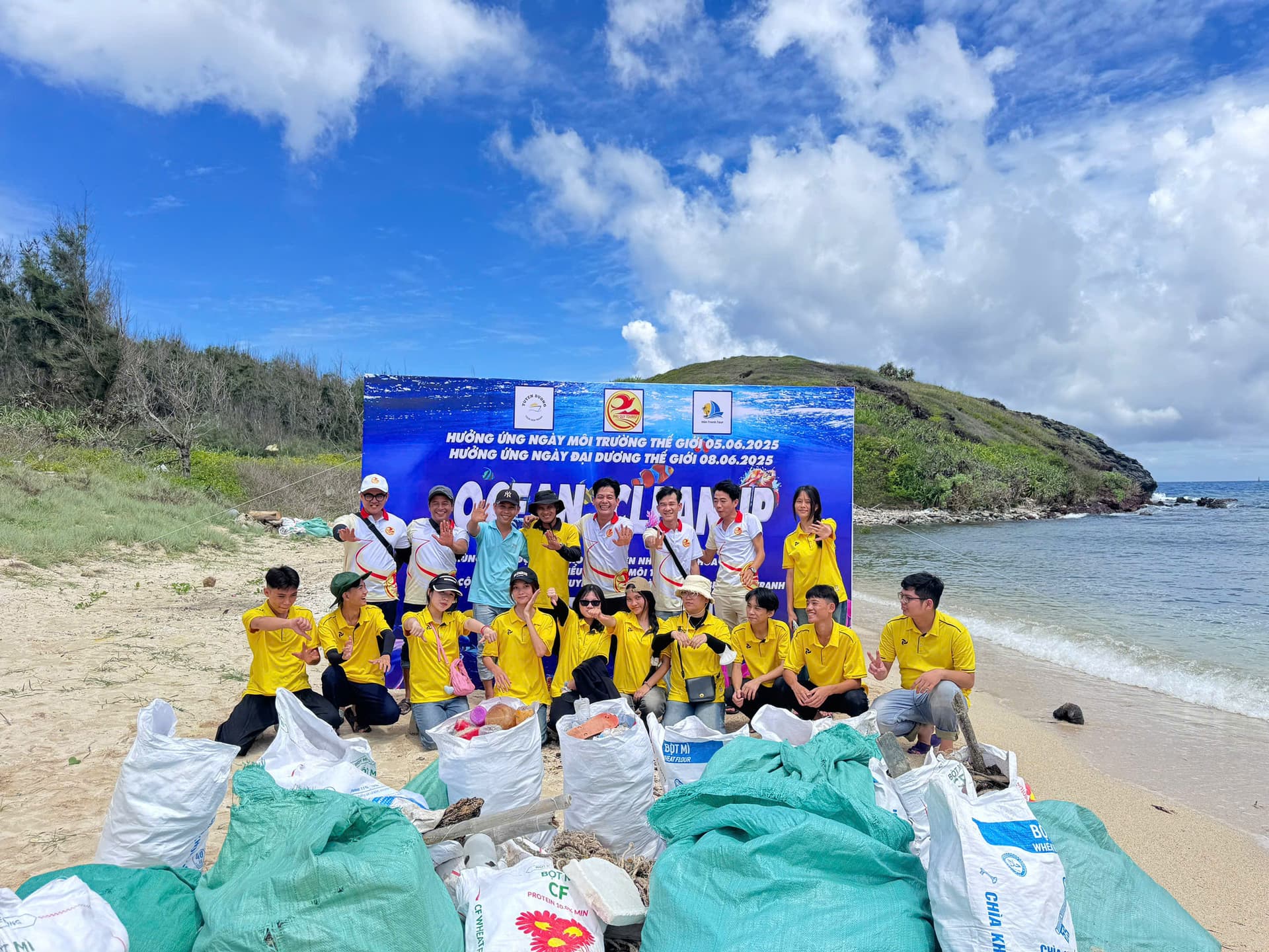 Chi hội Du lịch Phú Quý tổ chức làm sạch biển Hòn Tranh hưởng ứng Ngày Môi trường và Đại dương Thế giới năm 2025