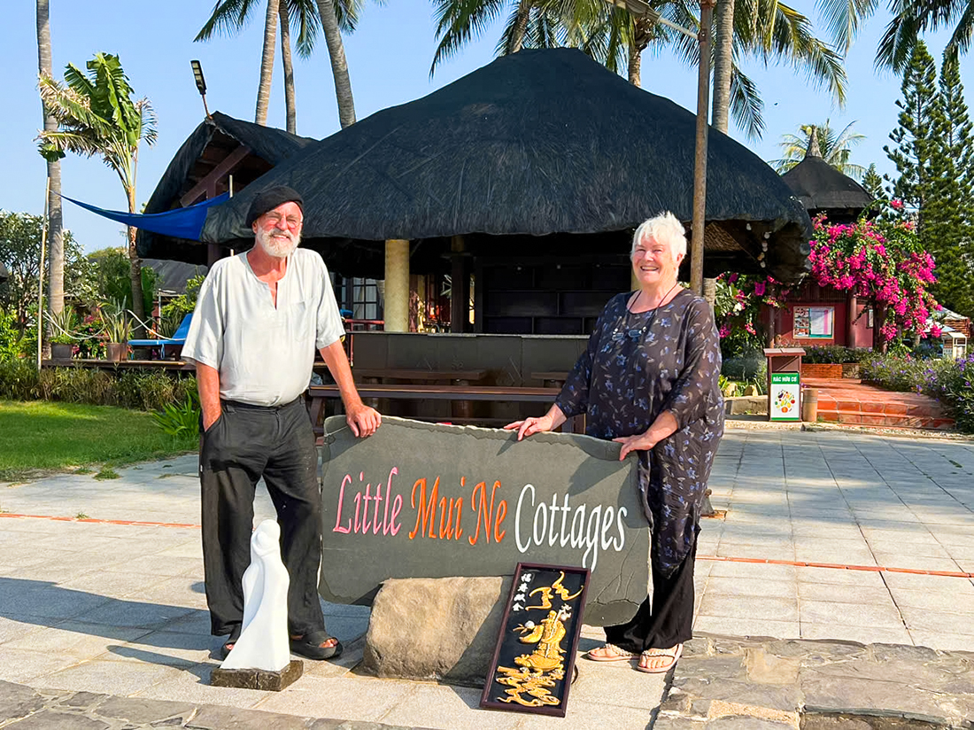 Du khách nước ngoài đang nghỉ dưỡng ở Mũi Né, TP. Phan Thiết, tỉnh Bình Thuận. 