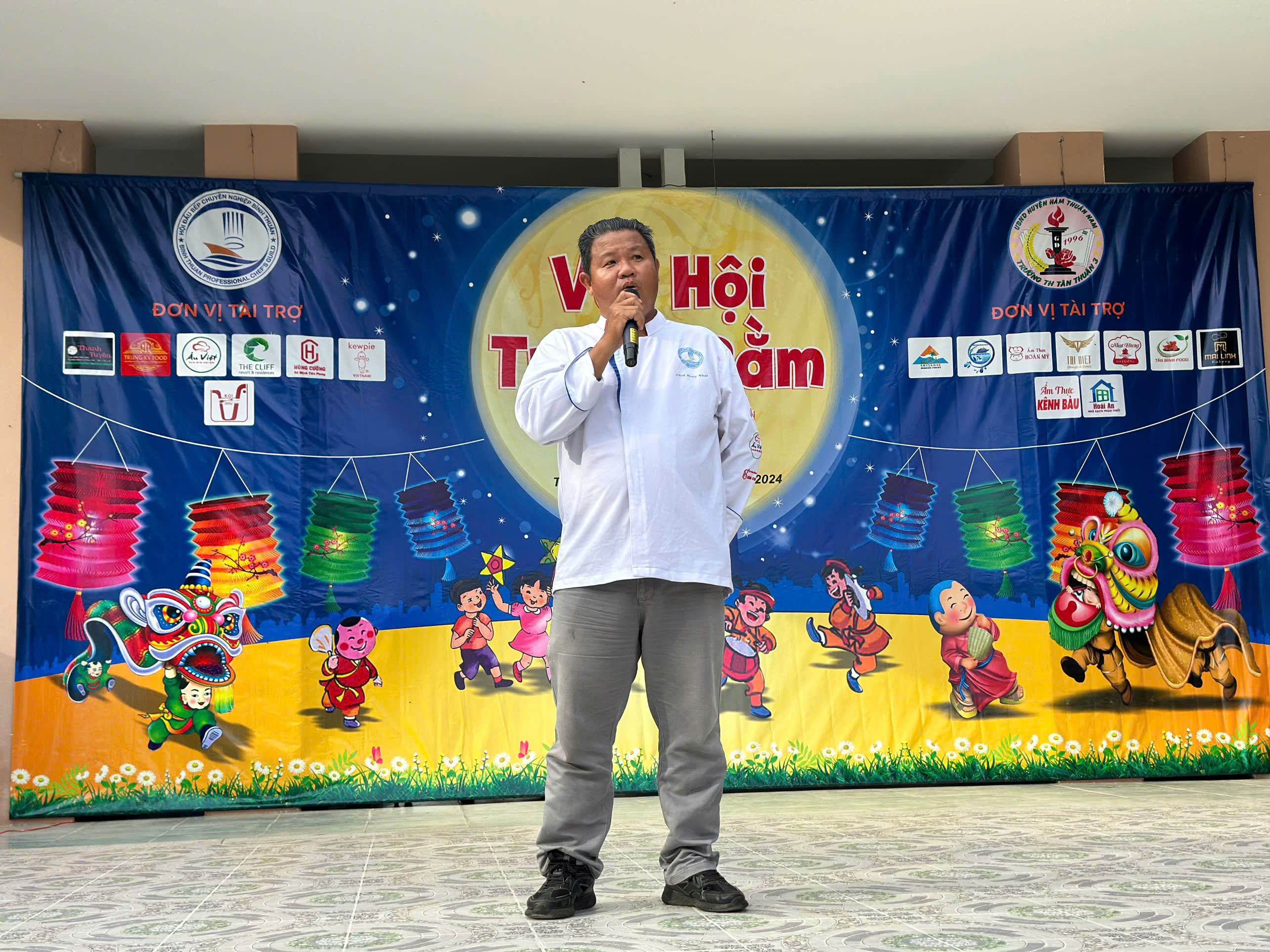 Chi hội Đầu bếp Bình Thuận tổ chức cho học sinh vui Tết Trung thu