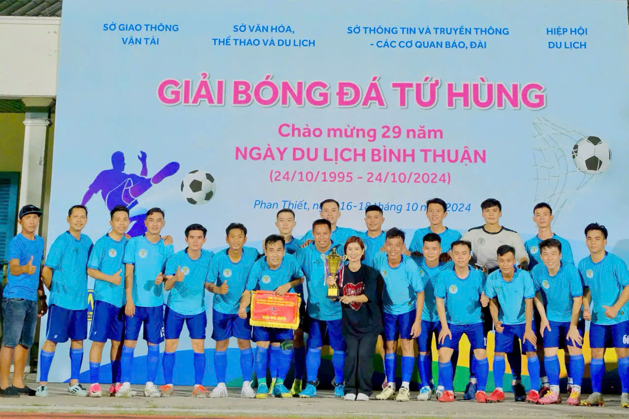 Hiệp hội Du lịch vô địch giải Bóng đá Tứ hùng mừng ngày Du lịch