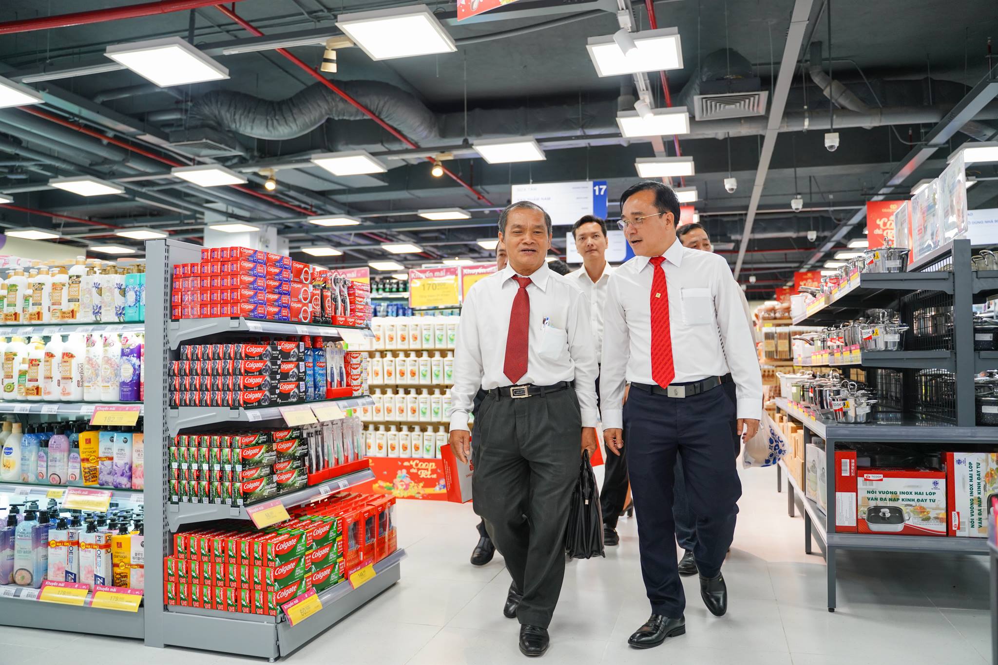 Đại biểu tham dự chương trình tham quan không gian mới của siêu thị