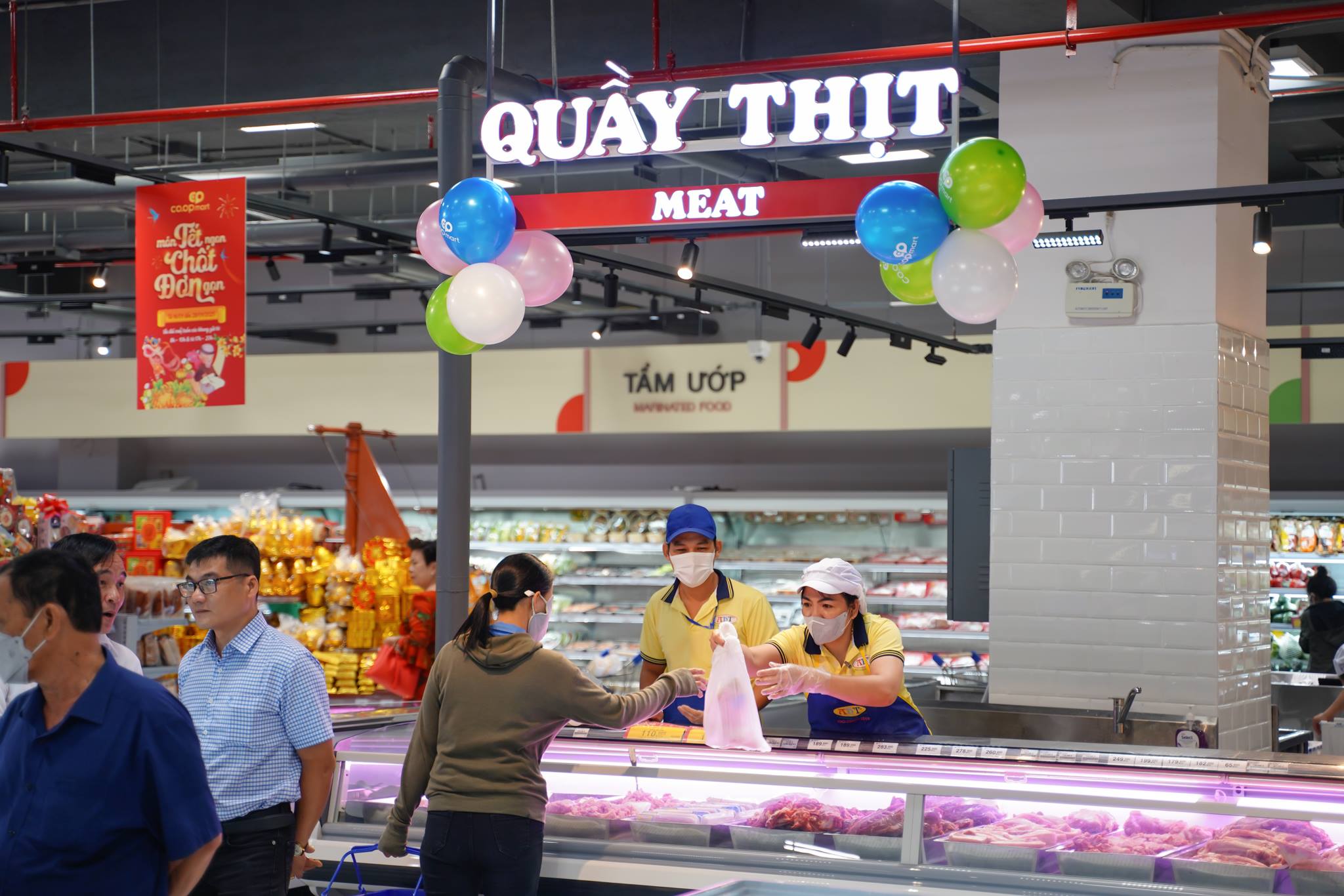Khách hàng tham quan, mua sắm tại siêu thị Co.opmart Phan Thiết
