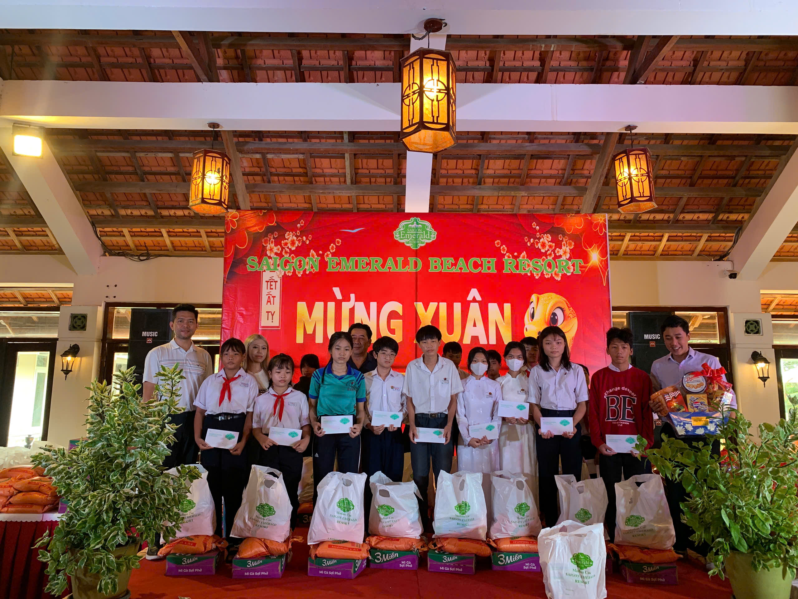 Saigon Emerald Resort chung tay trao Tết yêu thương cho học sinh nghèo