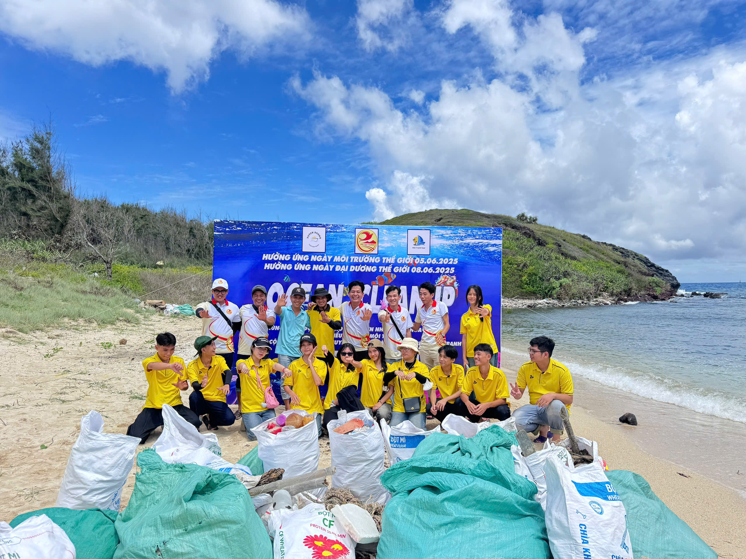Chi hội Du lịch Phú Quý tổ chức làm sạch biển Hòn Tranh hưởng ứng Ngày Môi trường và Đại dương Thế giới năm 2025
